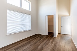 Majorlux Luxury Apartments in Blue Springs, MO - Foto de edificio - Building Photo