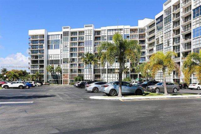 800 Parkview Dr, Unit # 630 in Hallandale Beach, FL - Building Photo