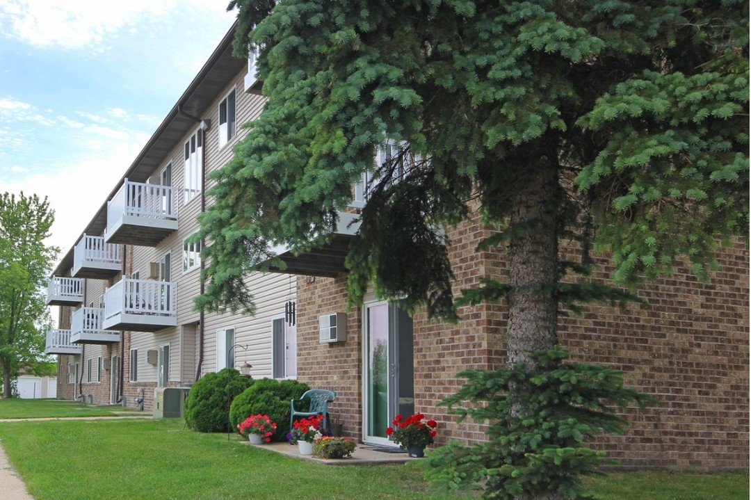 Land View Apartments in Warroad, MN - Building Photo