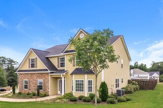 6013 Locklear Way in Douglasville, GA - Foto de edificio - Building Photo