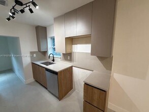 328 NE 57th St in Miami, FL - Foto de edificio - Building Photo