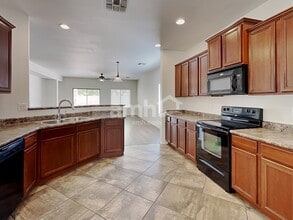 10714 W Jefferson St in Avondale, AZ - Foto de edificio - Building Photo