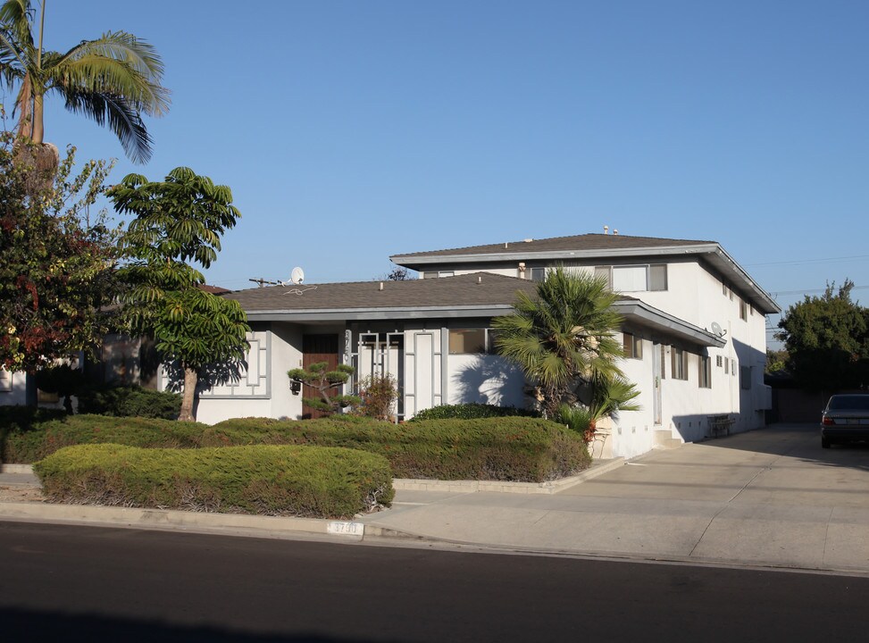 3790 S Bronson Ave in Los Angeles, CA - Building Photo