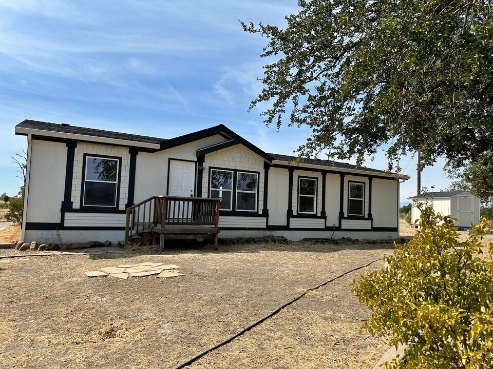 14124 Marsha Way in Igo, CA - Foto de edificio
