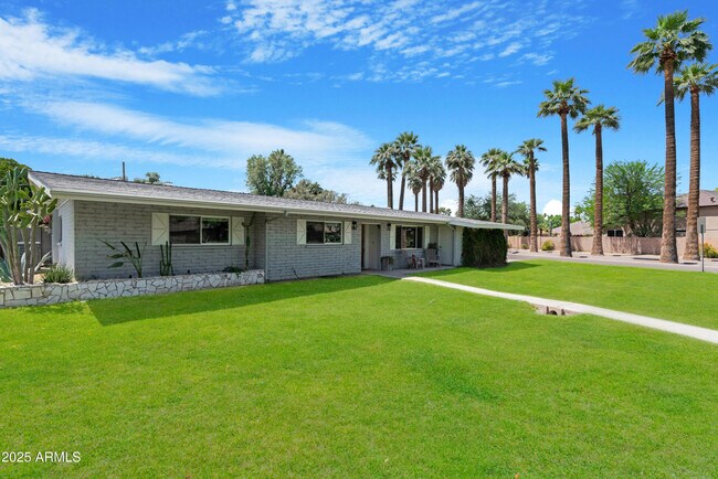 property at 1021 W Las Palmaritas Dr