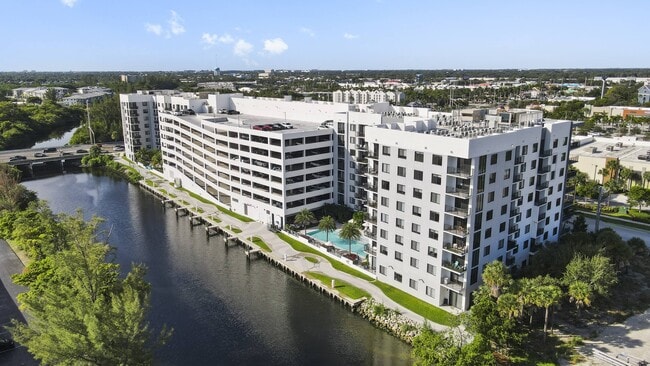 Oasis Pointe in Dania Beach, FL - Building Photo - Building Photo