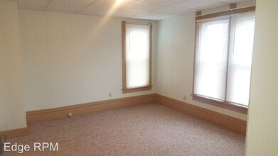 523 W 2nd St in Cedar Falls, IA - Building Photo - Building Photo