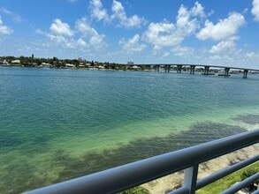 6083 Bahia Del Mar Cir in St. Petersburg, FL - Building Photo - Building Photo