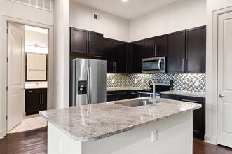 1755 Cres Plz Dr in Houston, TX - Foto de edificio - Building Photo