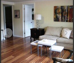 52 Essex St in Deep River, CT - Foto de edificio - Building Photo