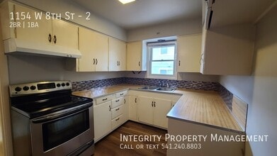 1154 W 8th St in Medford, OR - Building Photo - Building Photo