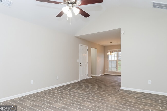 312 Harris Ave in Locust Grove, GA - Foto de edificio - Building Photo