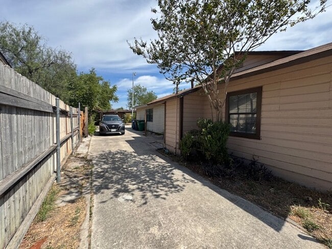 1067 Rayburn Dr in San Antonio, TX - Building Photo - Building Photo
