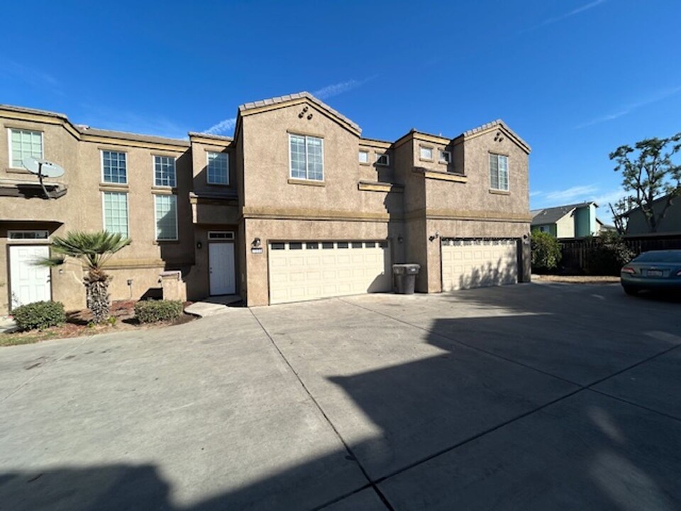 1068 Goble Ct in Tulare, CA - Building Photo