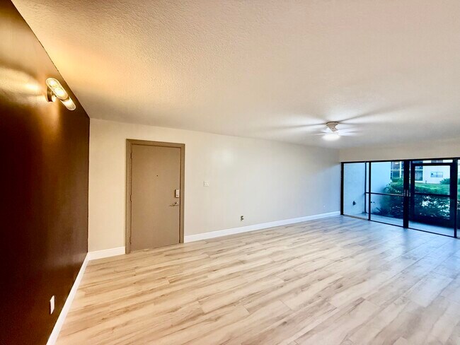 2050 Oleander Blvd in Fort Pierce, FL - Building Photo - Building Photo