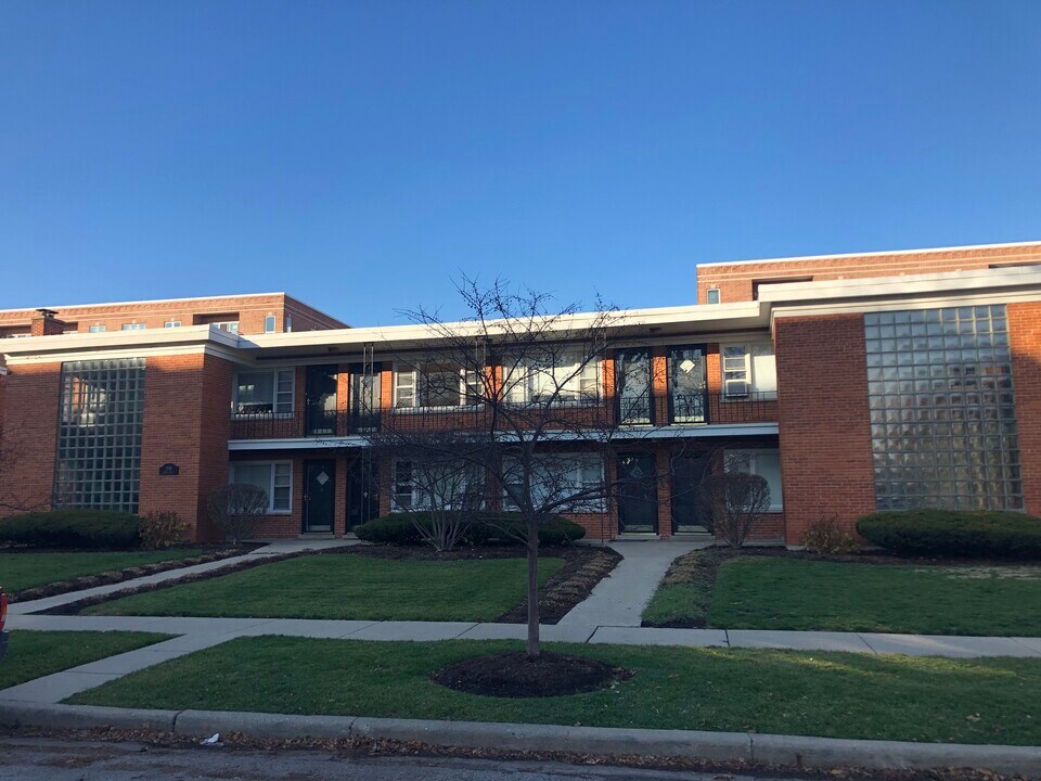 1348 Brown St in Des Plaines, IL - Building Photo