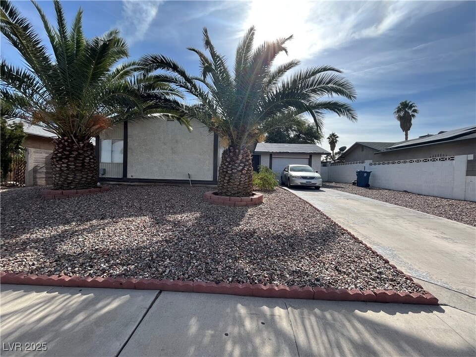 6453 Silverfield Dr in Las Vegas, NV - Building Photo