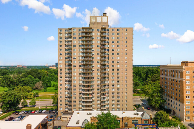 Dorchester in St. Louis, MO - Foto de edificio - Building Photo