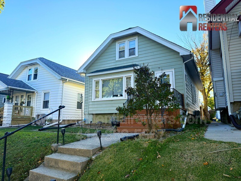 2009 S 68th St in West Allis, WI - Building Photo