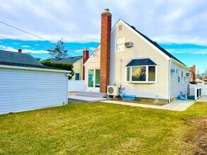 278 Devonshire Dr in New Hyde Park, NY - Building Photo - Building Photo