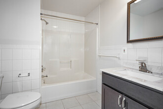 55+ Montauk Villas Senior in West Babylon, NY - Foto de edificio - Interior Photo