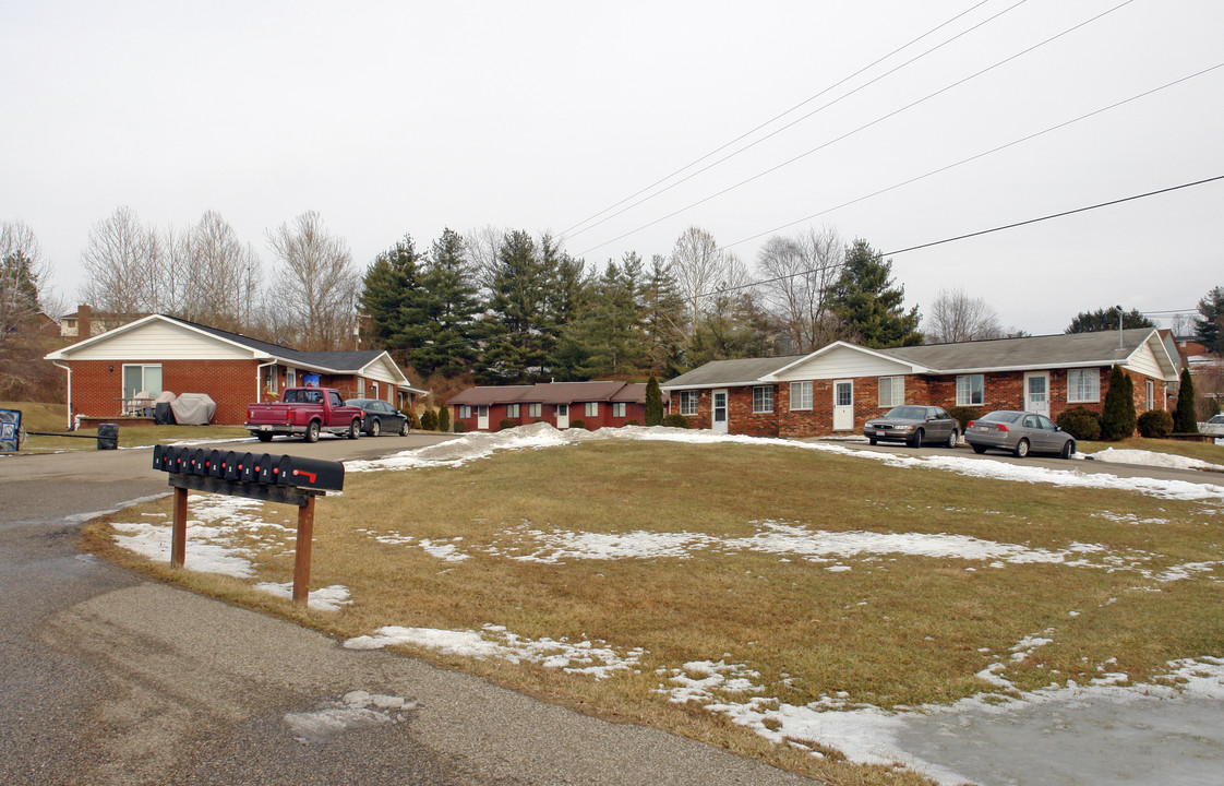 200 Tennis Ctr Dr in Marietta, OH - Building Photo