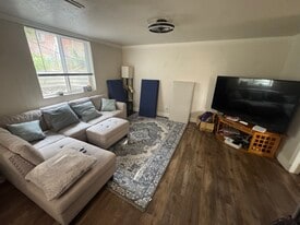 442 S 1350 E, Unit Front Room Private Bed in Provo, UT - Building Photo