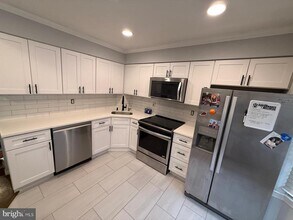 2035 S Glebe Rd in Arlington, VA - Building Photo - Building Photo