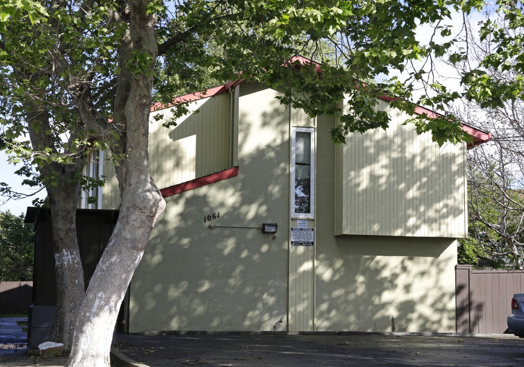 1061 Elmhurst Ave in Oakland, CA - Building Photo