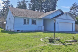 2579 Olympic Dr in Oak Harbor, WA - Building Photo