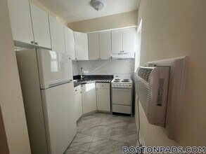 2018 Commonwealth Ave, Unit 5 in Boston, MA - Building Photo - Building Photo