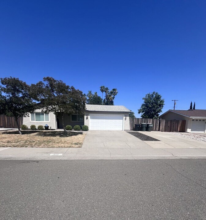 8120 Hauge Dr in Elverta, CA - Building Photo