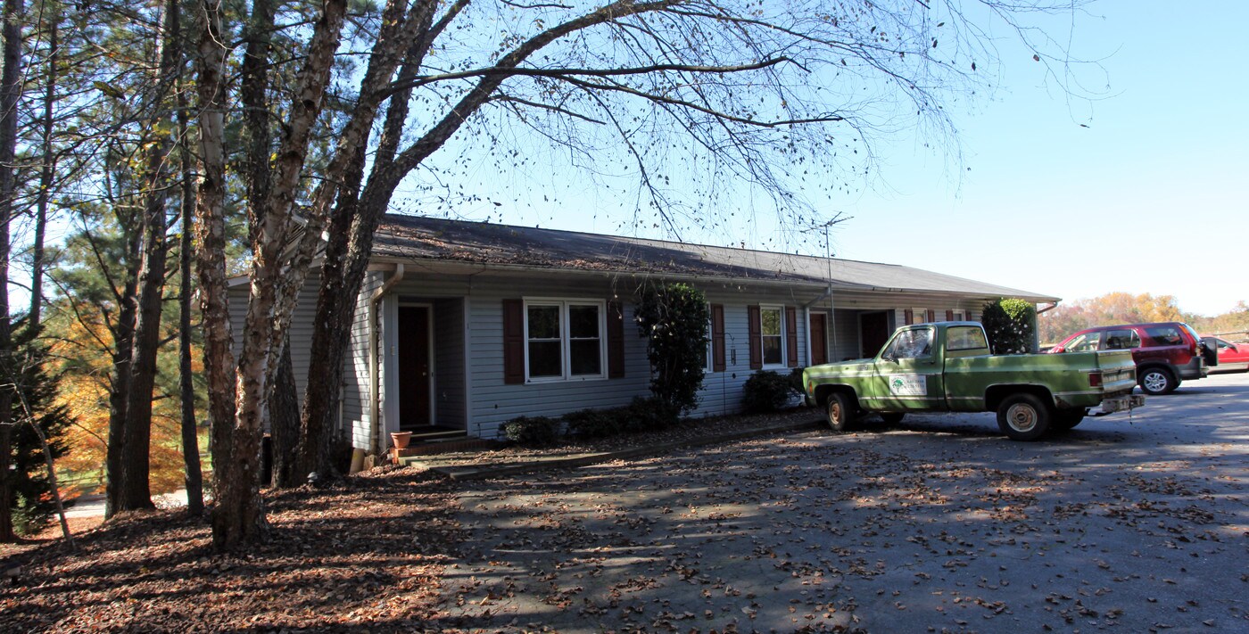 1132 Eighteen Mile Creek Rd in Central, SC - Foto de edificio