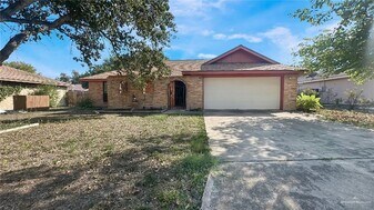 14 Hummingbird Ave in McAllen, TX - Building Photo