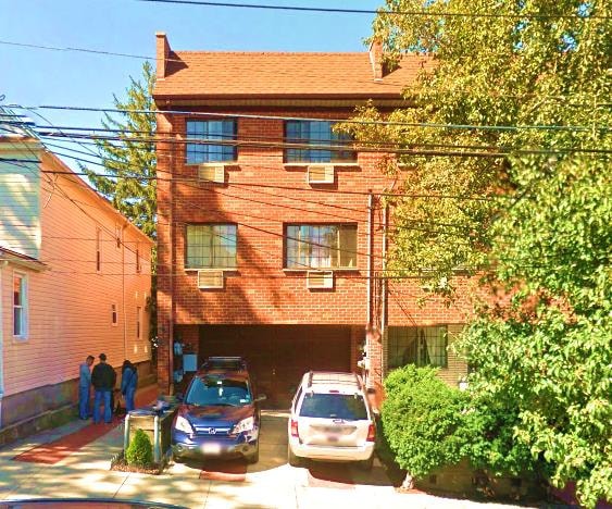 85-23 60th Rd in Middle Village, NY - Building Photo