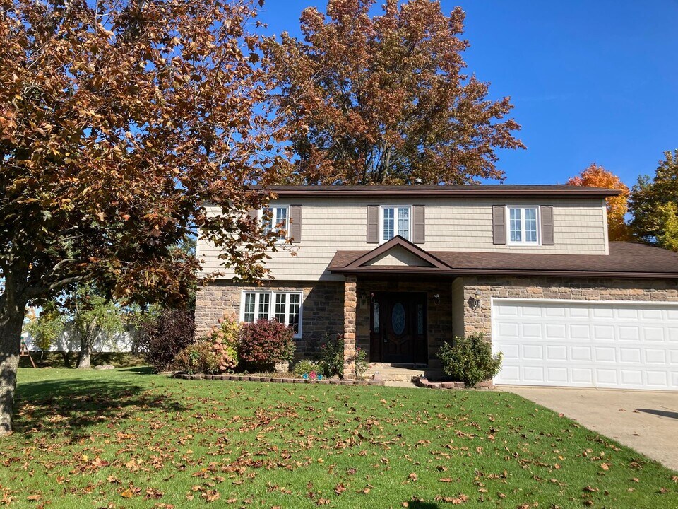 8707 Groveside Dr in Strongsville, OH - Building Photo