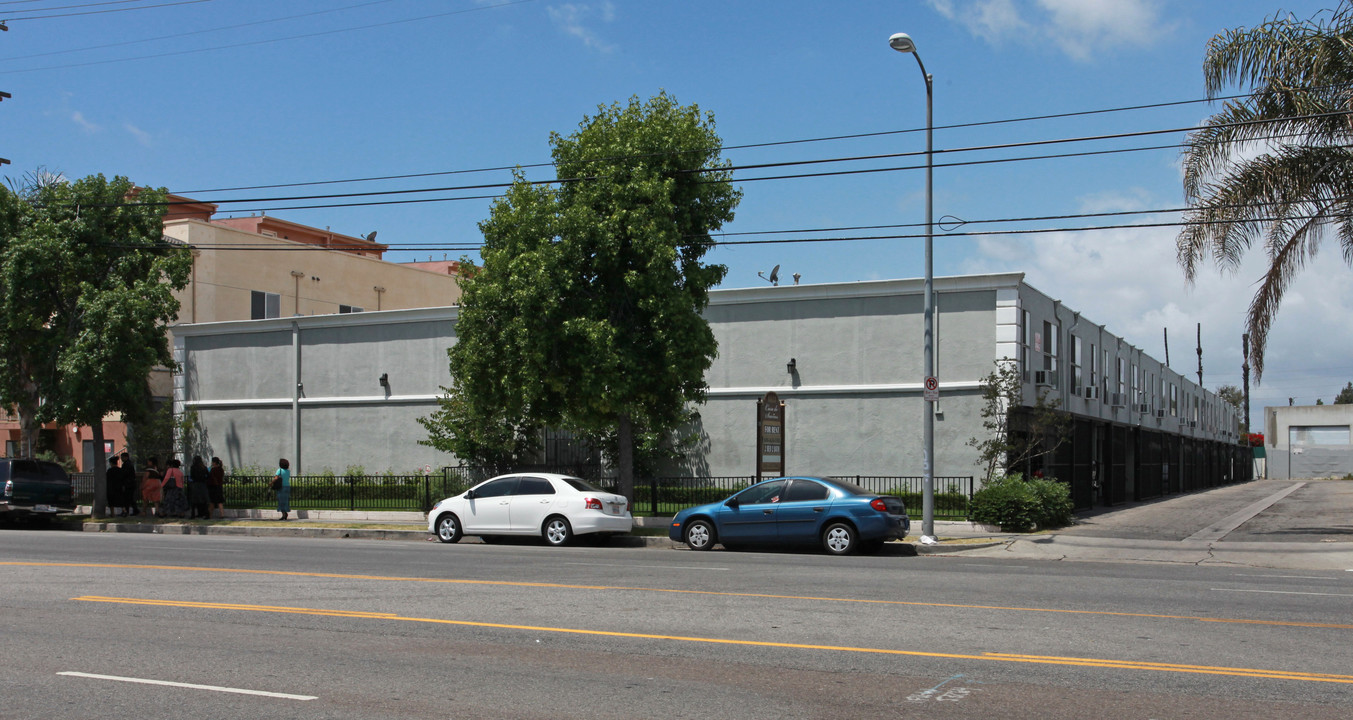 6611 Woodley Ave in Van Nuys, CA - Building Photo