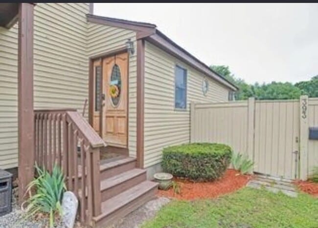 393 Kelley Blvd, Unit Apartment 1 in North Attleboro, MA - Building Photo - Building Photo