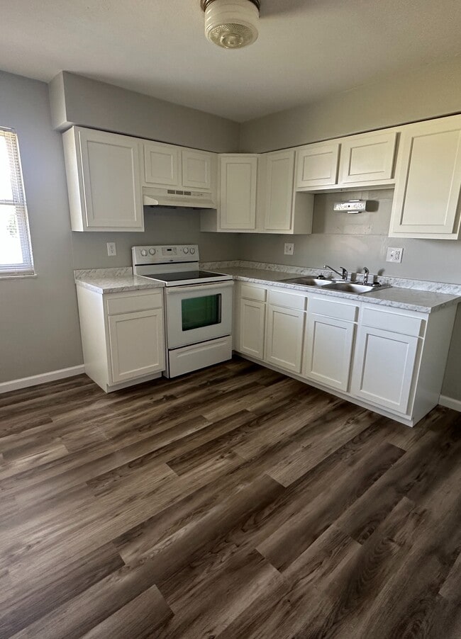 property at 920 N Detroit St