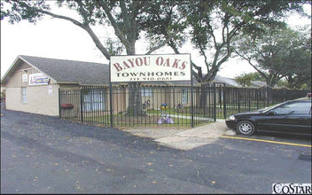 Bayou Oaks in Pasadena, TX - Building Photo - Building Photo