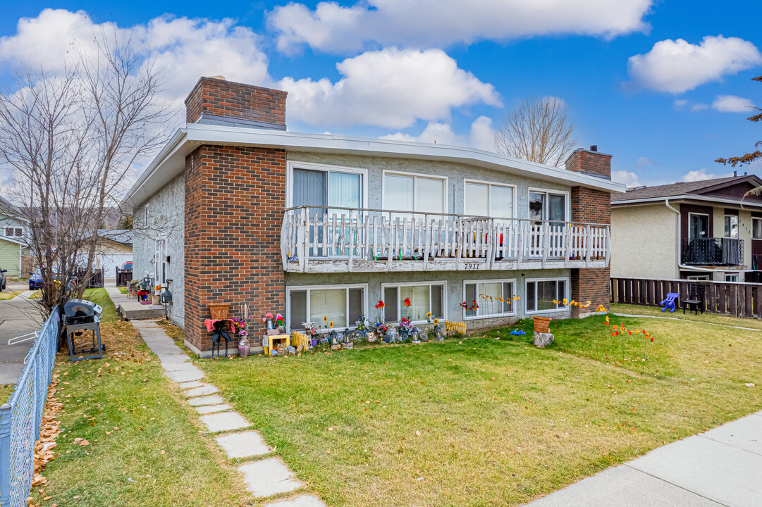 7911 Bowness Rd NW in Calgary, AB - Building Photo