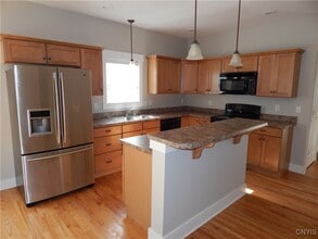 8176 Whitman Way in Liverpool, NY - Building Photo - Building Photo