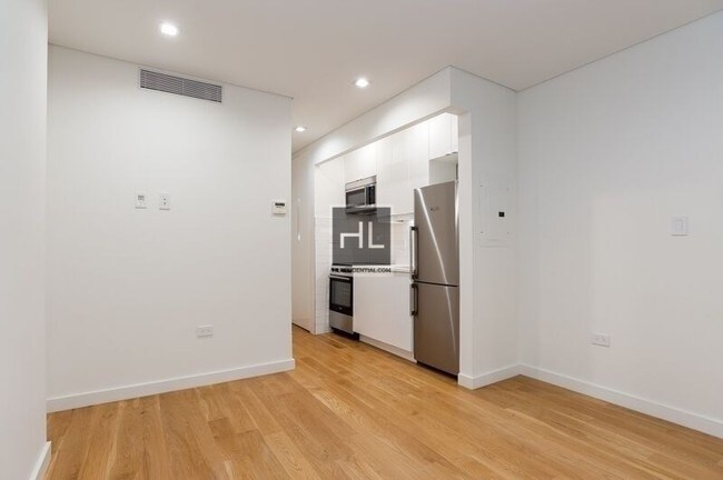 137 Thompson St-Unit -2 in New York, NY - Building Photo - Building Photo