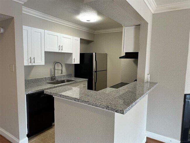 10100 S Gessner Rd in Houston, TX - Building Photo - Building Photo