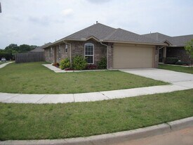 925 Switzerland Ave in Yukon, OK - Building Photo