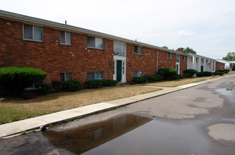 Heritage & Crestwood Apartments in Walled Lake, MI - Building Photo - Building Photo