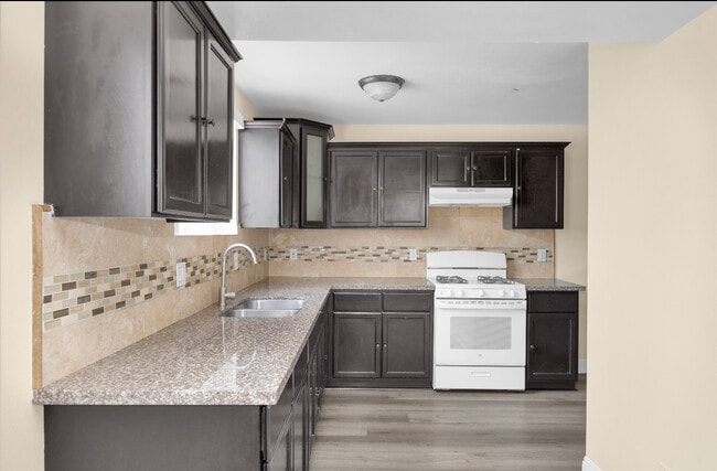 343 E 37th St in Los Angeles, CA - Foto de edificio - Building Photo