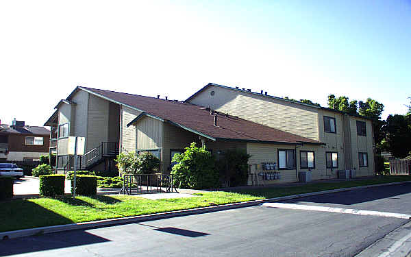 Le Chateau Apartments in Ripon, CA - Building Photo - Building Photo