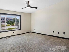 2705 N Center St in Hickory, NC - Foto de edificio - Building Photo