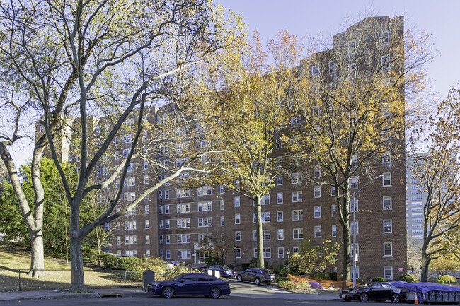 Knolls Crescent in Bronx, NY - Building Photo - Building Photo